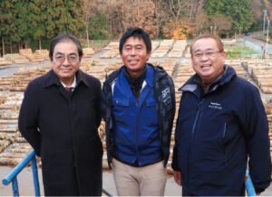 左からノースジャパン素材流通協同組合の鈴木信哉理事長、岩手県森連の阿部慎也副参事兼事業部長、ノースジャパンの八柳芳昭営業企画部次長