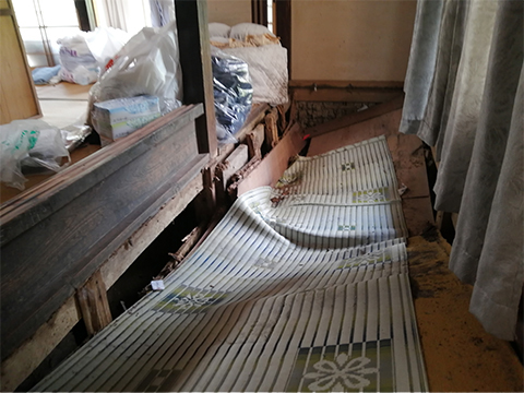 床が落ちた様子。床板をめくると、荒床や根太がシロアリに食われてパラパラになっていた