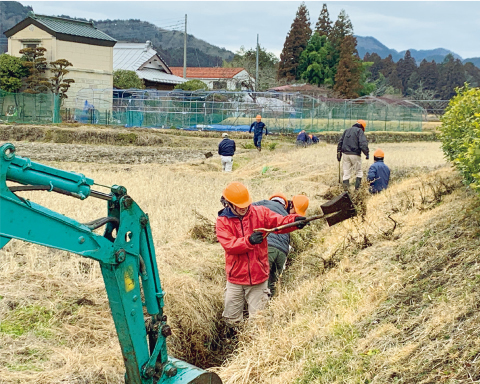泥上げの負担は大きいが、共同作業で水路を維持
