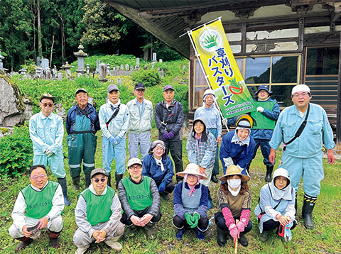集落派遣での草刈り後に撮影。緑のビブスを着るのがエキスパートチームのメンバー