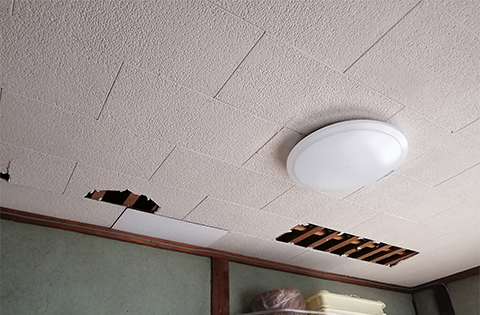 アスベストが検出された台所の天井材。普通に使われている限りは問題ないタイプだが、切断・破砕・劣化・破損時はアスベストが飛散してしまう