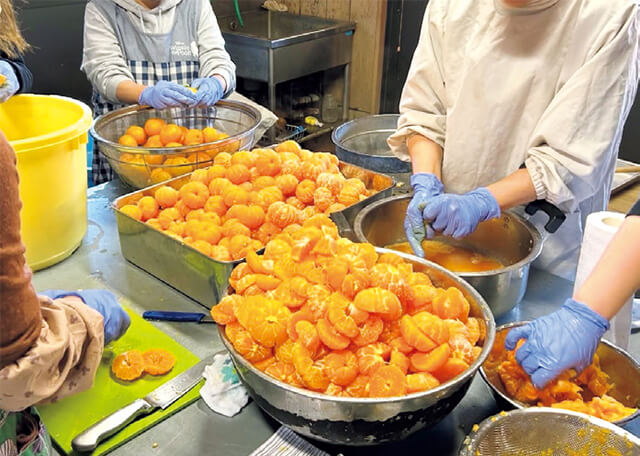 作業場でミカンを搾る