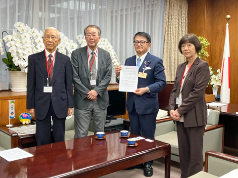 提言書を受け取った小寺裕雄農水副大臣（右から2人目）。要請に訪問したのは、左から、野中和男フォーラム副会長、生源寺眞一会長、榊田みどり副会長（右端）